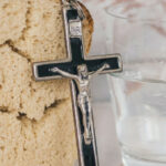 Du pain, de l'eau et un christ en croix