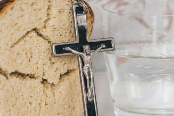 Du pain, de l'eau et un christ en croix