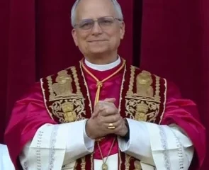Le pape Léon XIV au balcon de la basilique Saint-Pierre lors de son élection