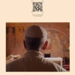 Image du pape Léon XIV qui prie devant l'autel de l’église de San Pellegrino (Rome)