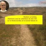 Image d'un lieu désertique avec une image du pape Léon XIV en médaillon