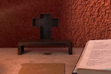 Une bible posée sur un autel avec un cierge allumée : joie de méditer la Parole