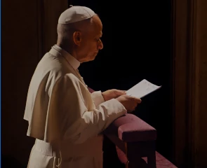 Le pape Léon XIV à genoux sur u prie-dieu en train de prier pour son intention de prière