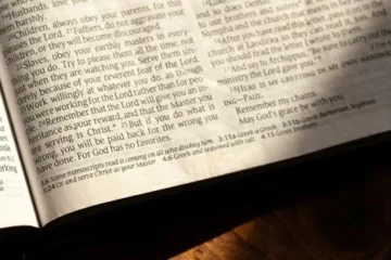 La Parole de Dieu, une Bible posée sur une table