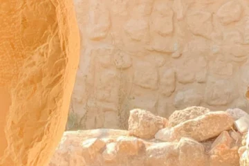 Tombeau vide avec de la lumière qui brille dehors